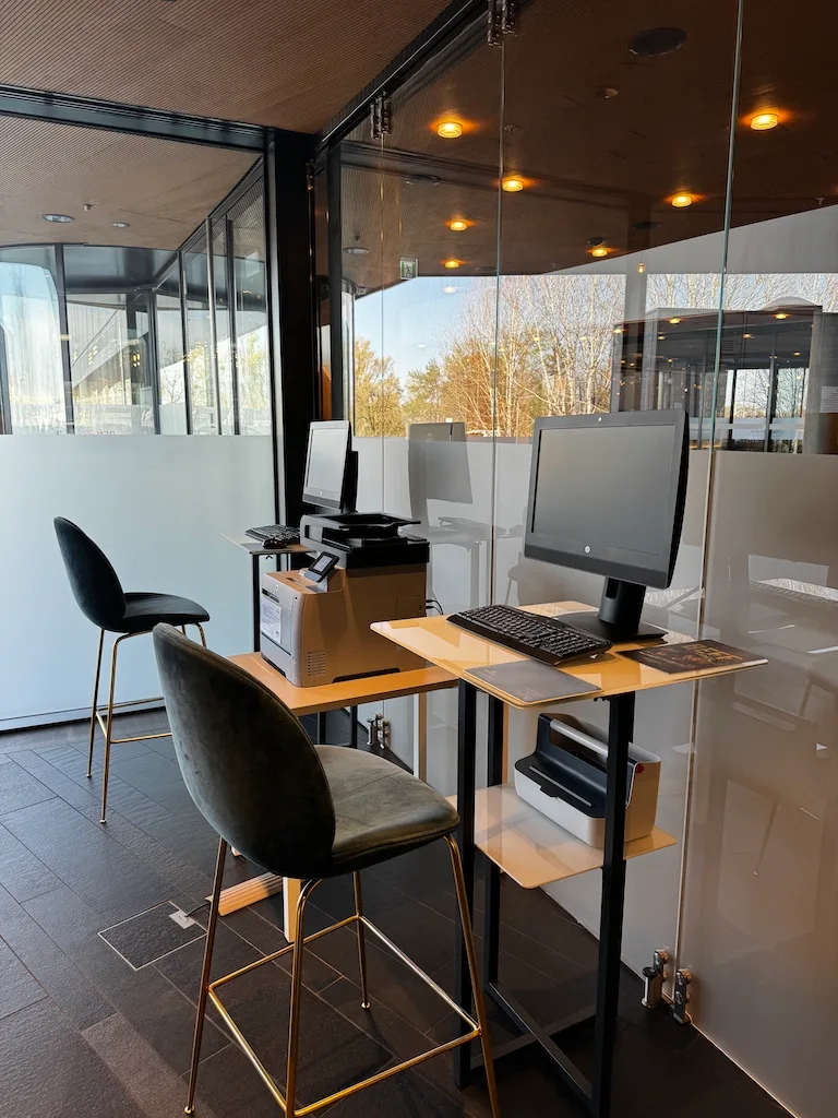 Arbeitsplatz mit Computern und Stühlen im Hotel