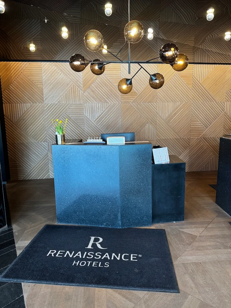 Rezeption des Renaissance Hotels Warschau Flughafen mit modernem Design und Wandverkleidung
