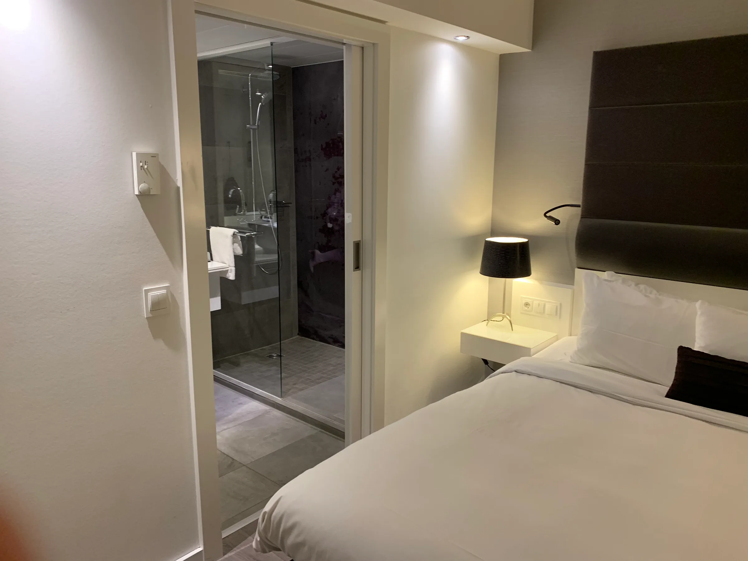 Hotelzimmer mit Doppelbett und Badezimmer im Hintergrund