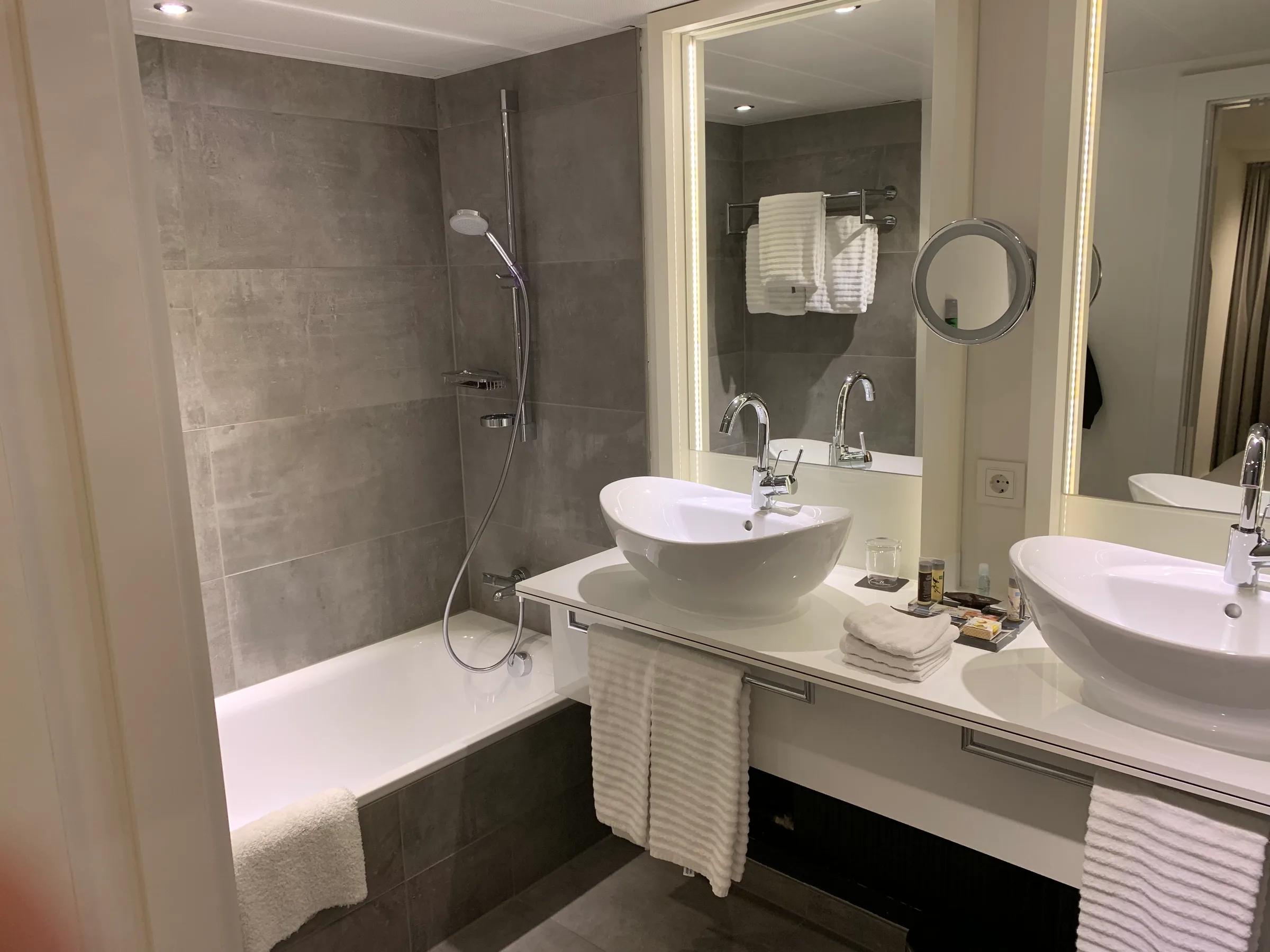 Moderne Badezimmeranlage mit Badewanne, Dusche und Waschbecken