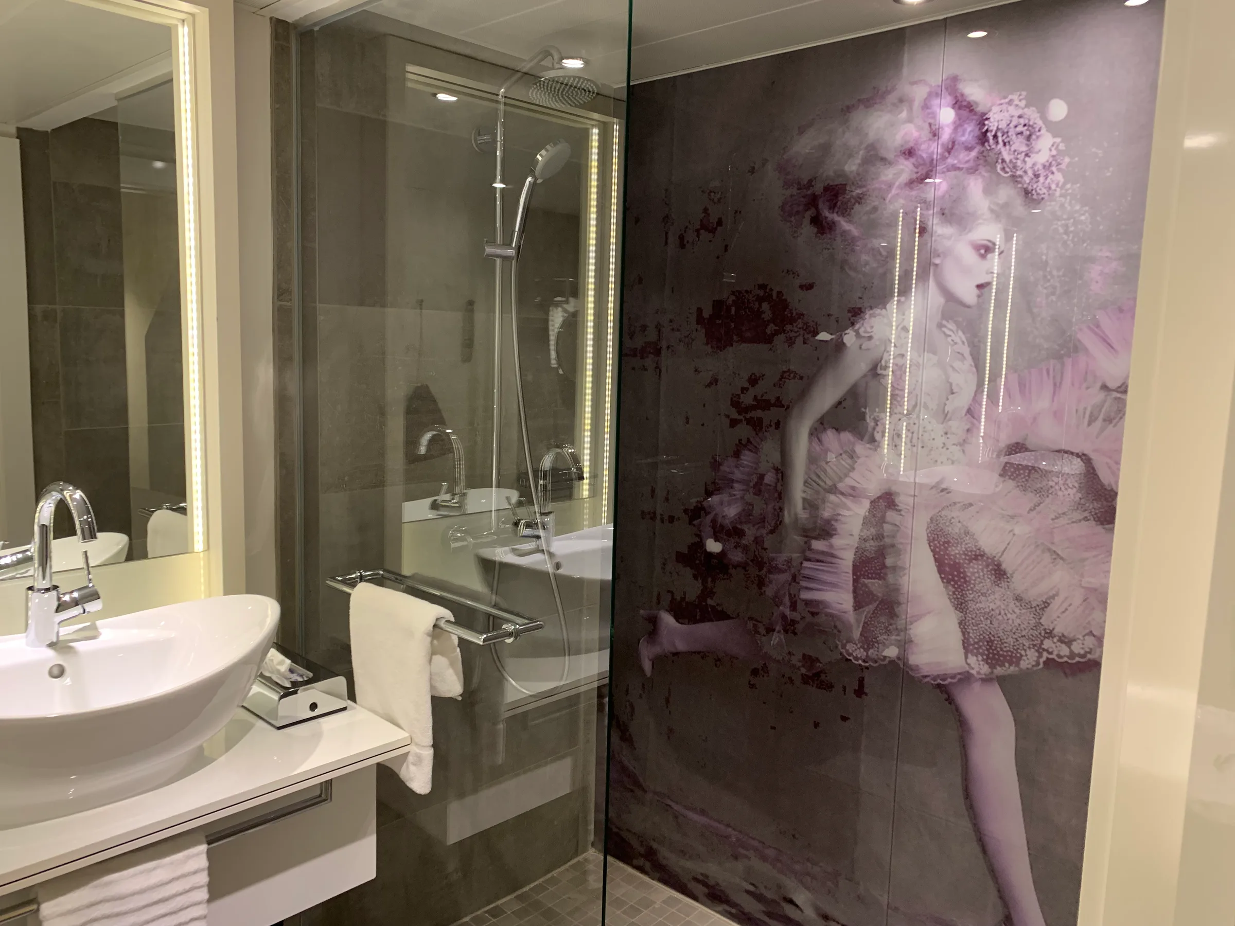 Duschbereich mit Glaswand und Wandbild einer Ballerina