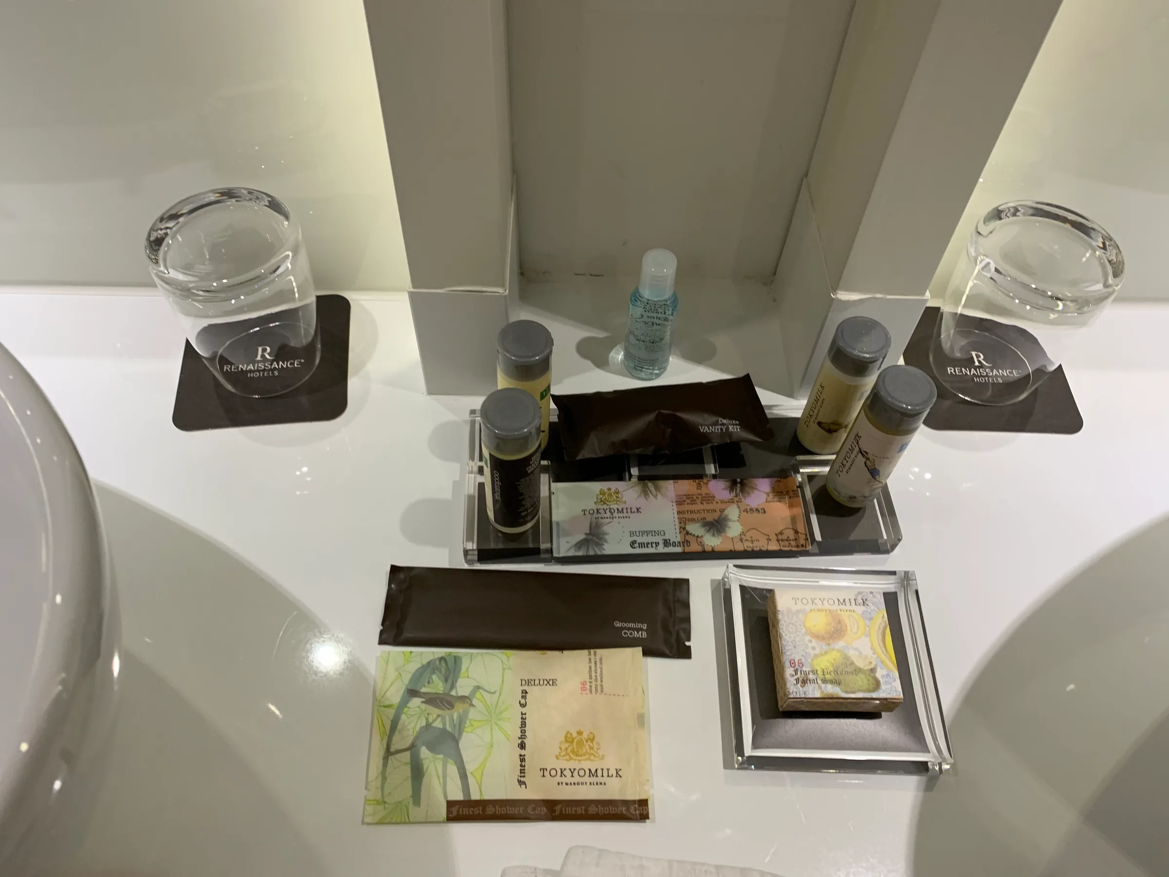 Hotelzimmereinrichtung mit Kosmetikartikeln auf dem Waschtisch