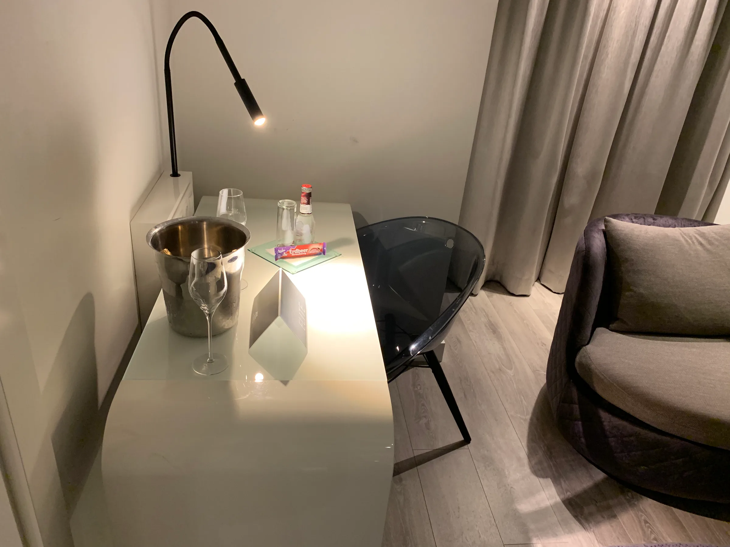 Hotelzimmer mit Eiswasserkanne und Sitzgelegenheit
