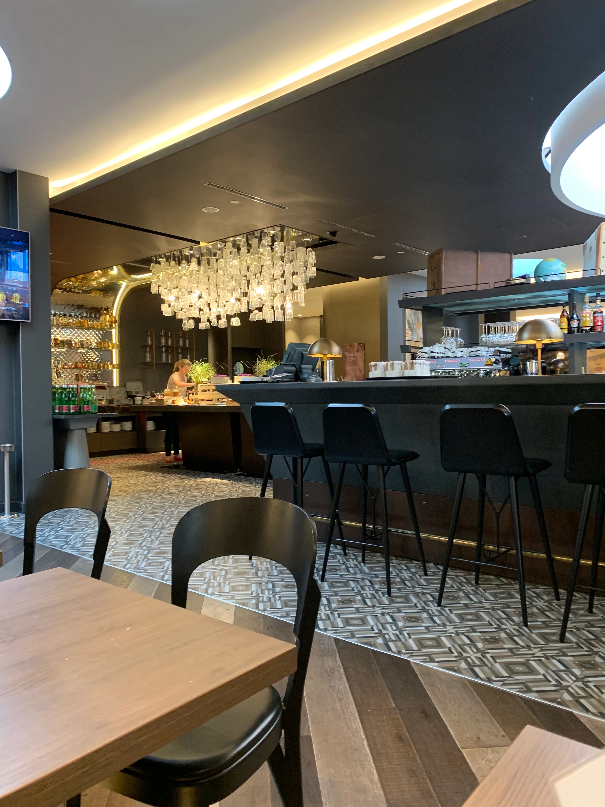 Hotelbar mit Barhockern und moderner Beleuchtung