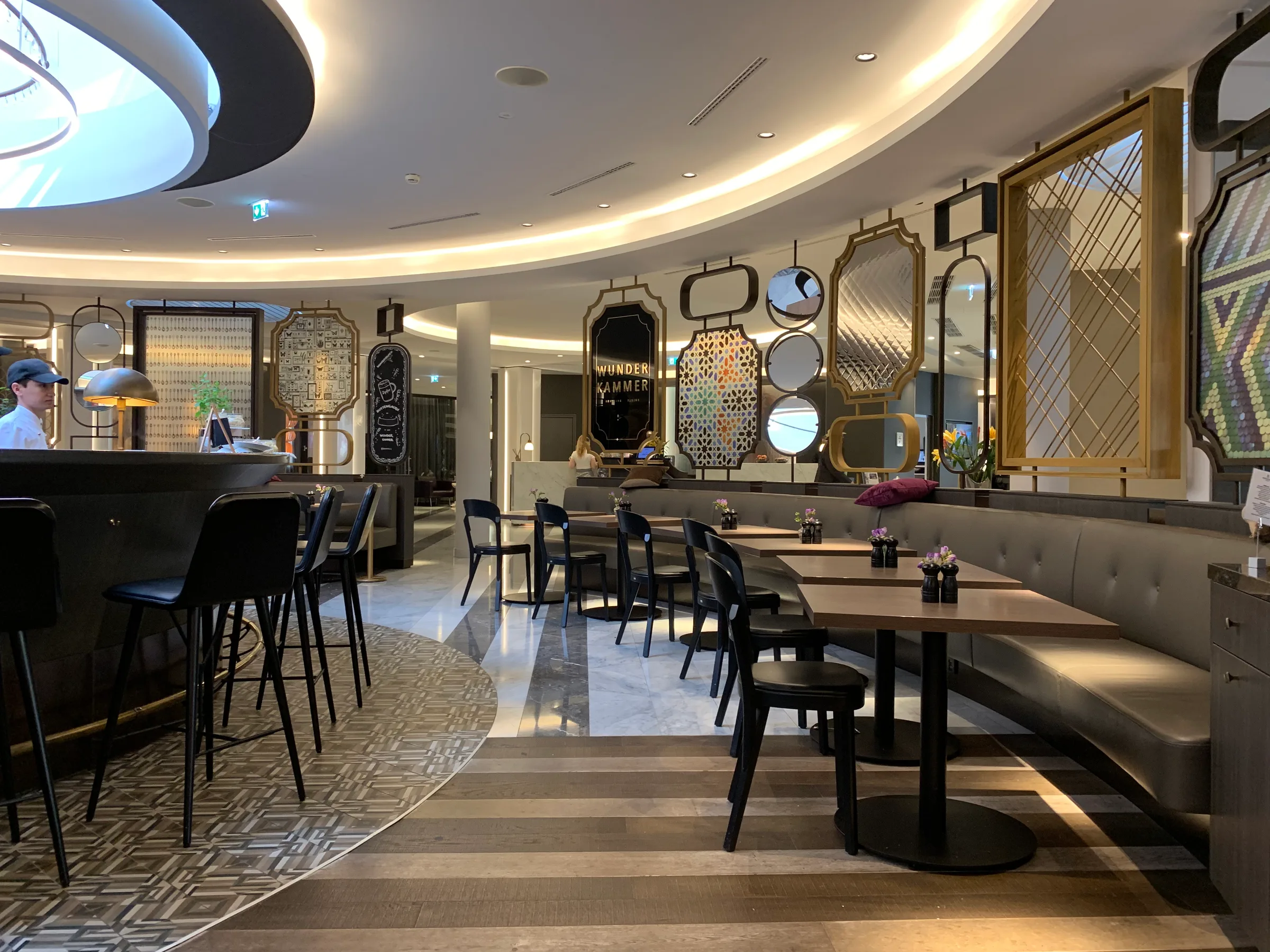Lounge mit Bar und Sitzgelegenheiten im Renaissance Wien