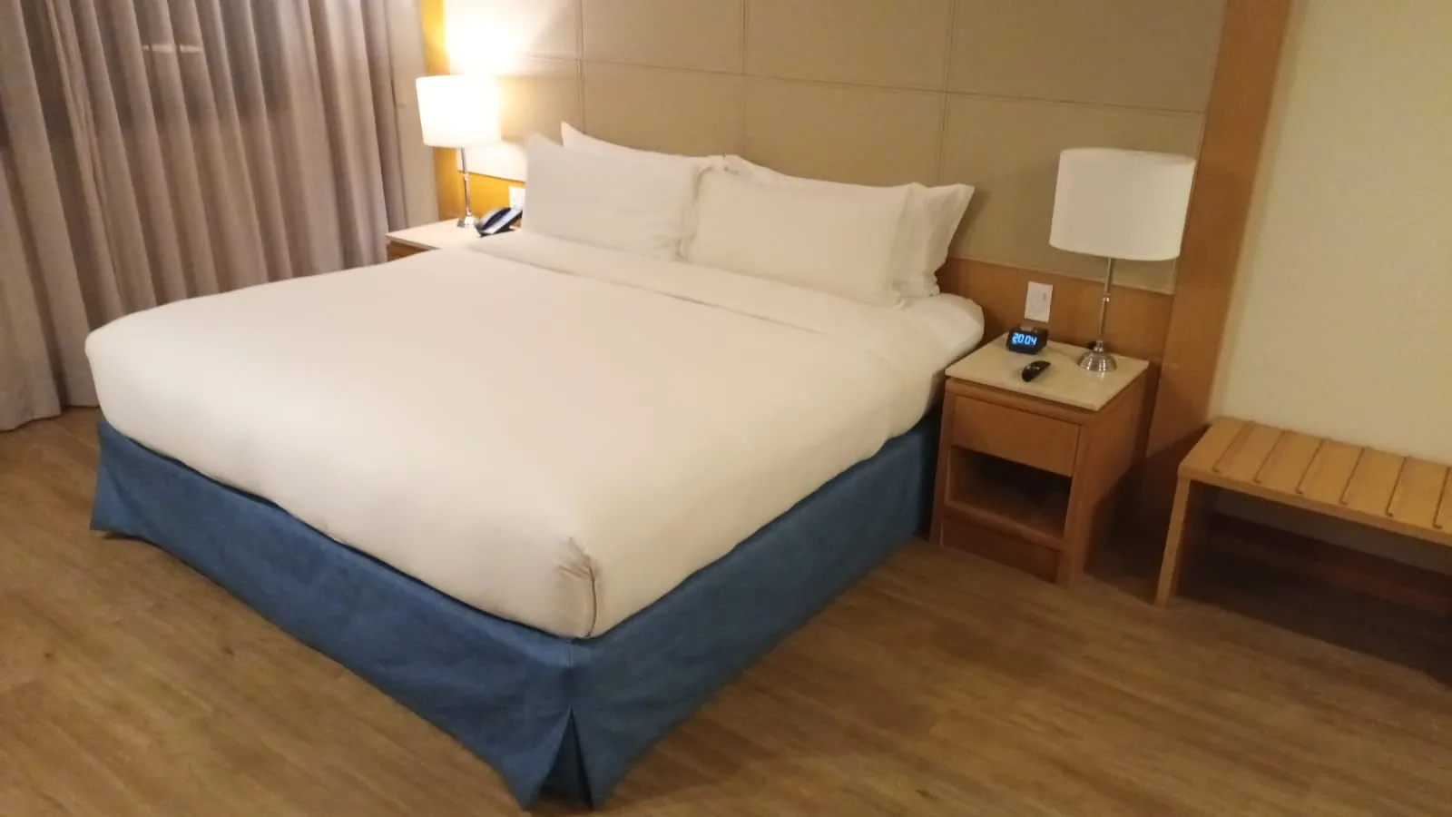 Hotelzimmer mit Doppelbett und Nachttischen