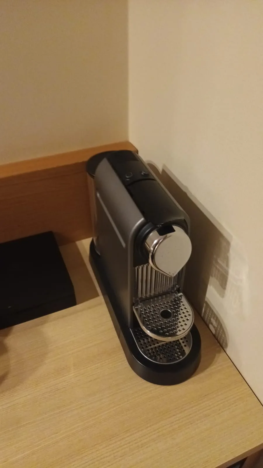 Kaffeemaschine auf Holztisch