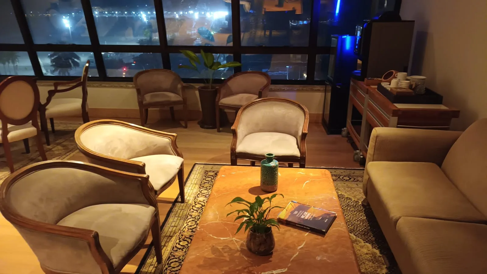 Hotellobby mit Sesseln und Couch im Vordergrund