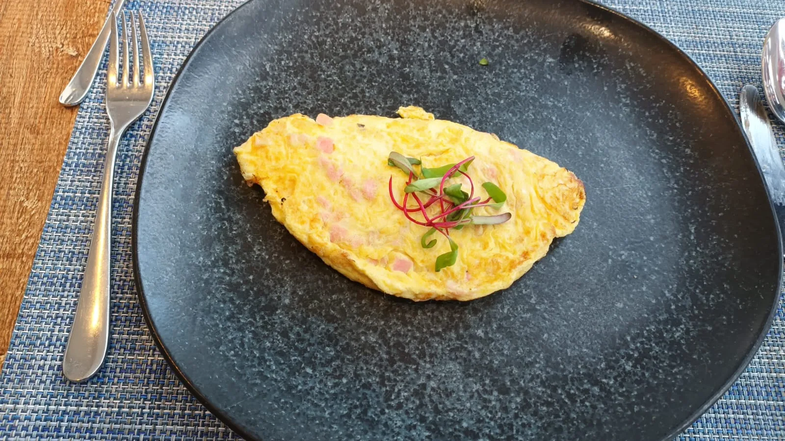 Eierkuchen mit Schinken auf Teller