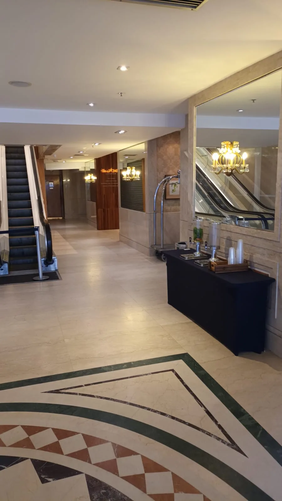 Elegant Hotellobby mit Marmorboden und Treppen