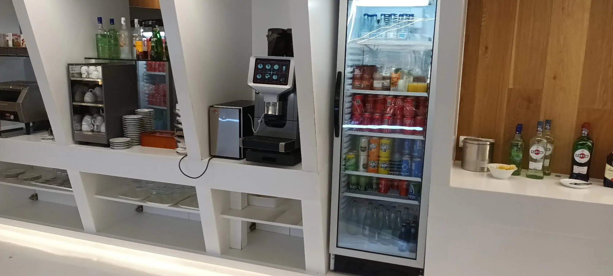 VIP-Lounge mit Kaffeevollautomat und Getränkekühlschrank