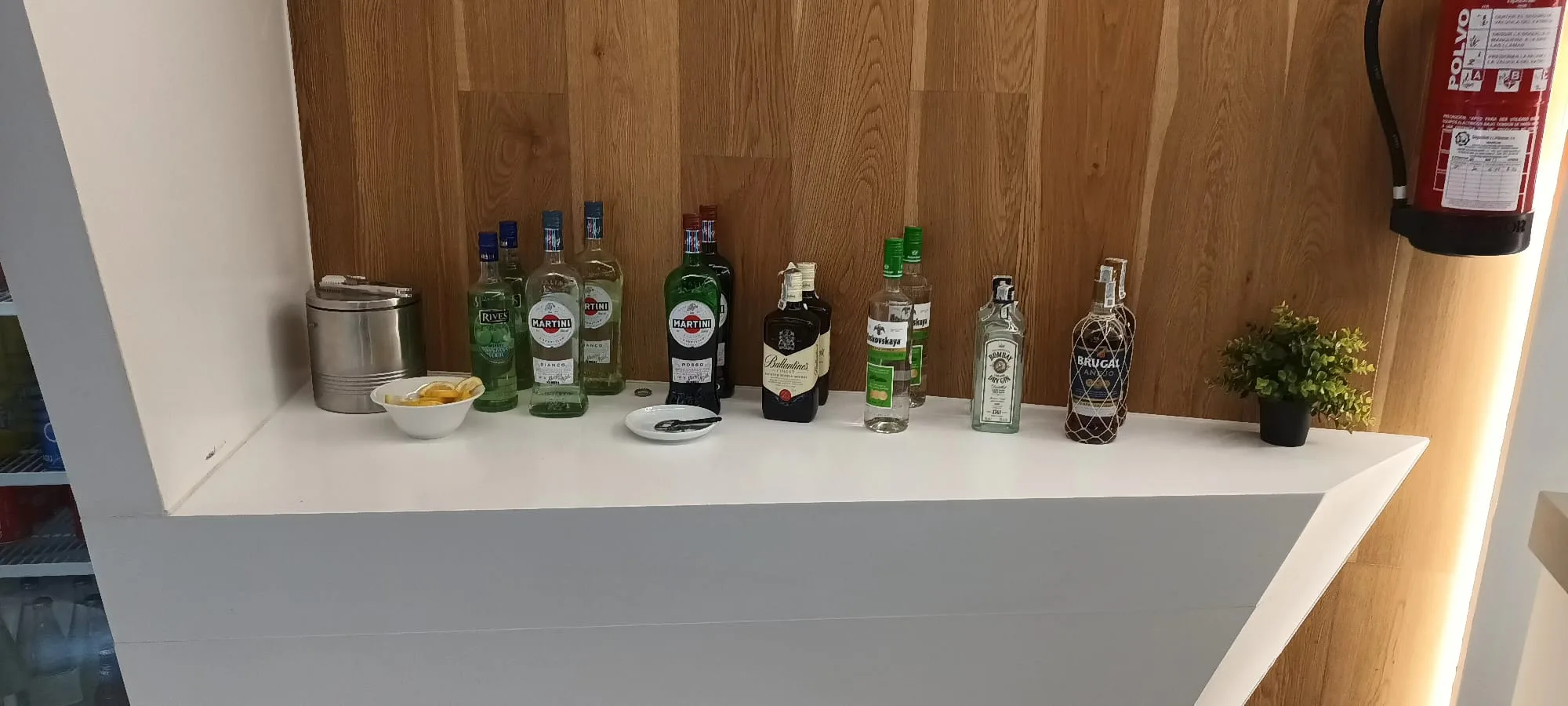 Lounge mit Flaschen und Snacks auf weißer Theke