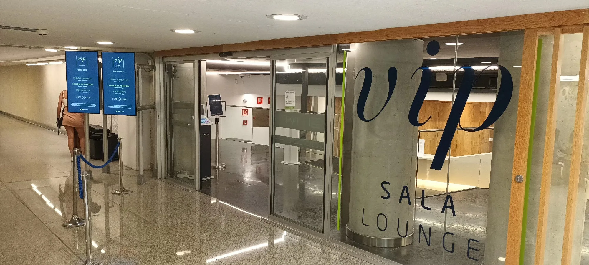 VIP-Saal mit Eingang und Schilderung