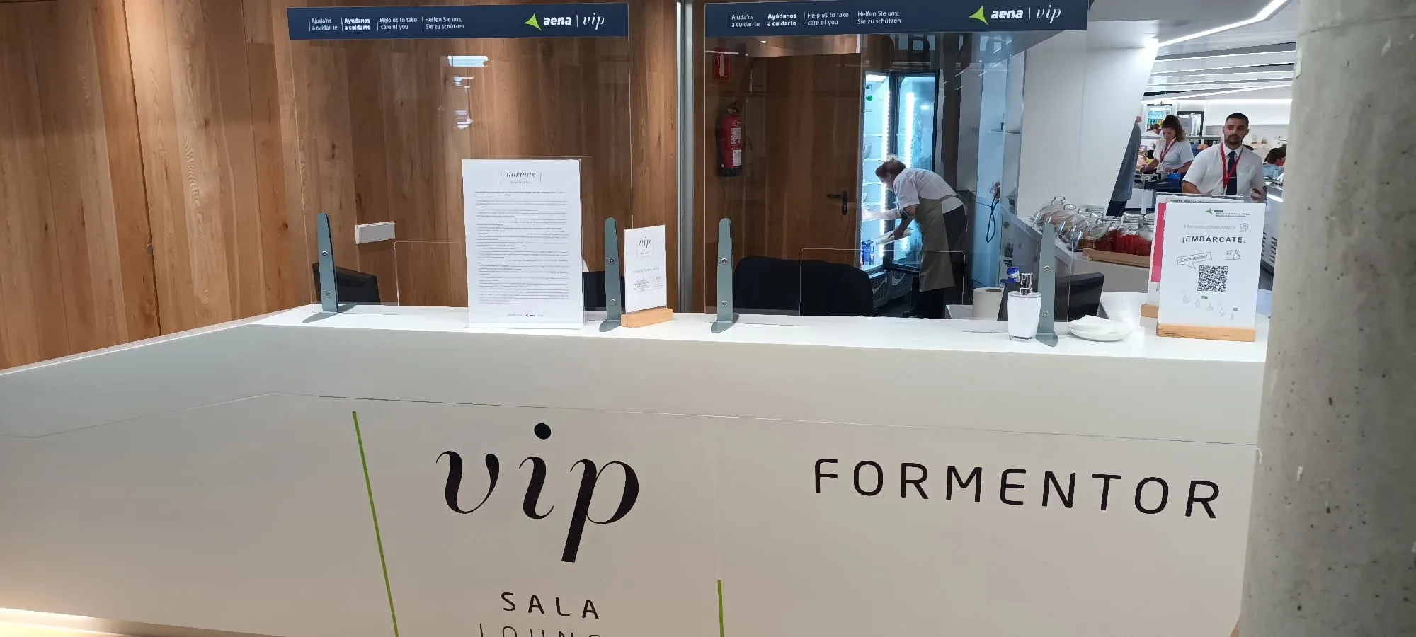 VIP-Salon mit Tresen und Schildern