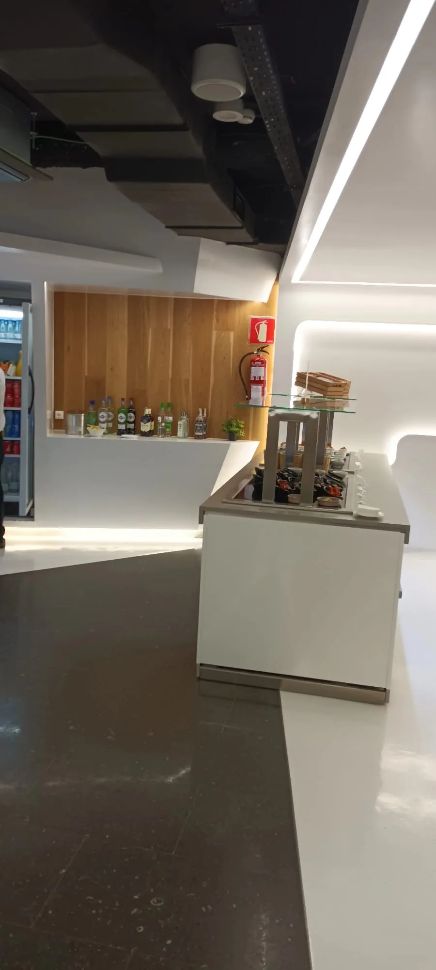 VIP-Lounge mit Bar und Getränken im Flughafen Palma de Mallorca