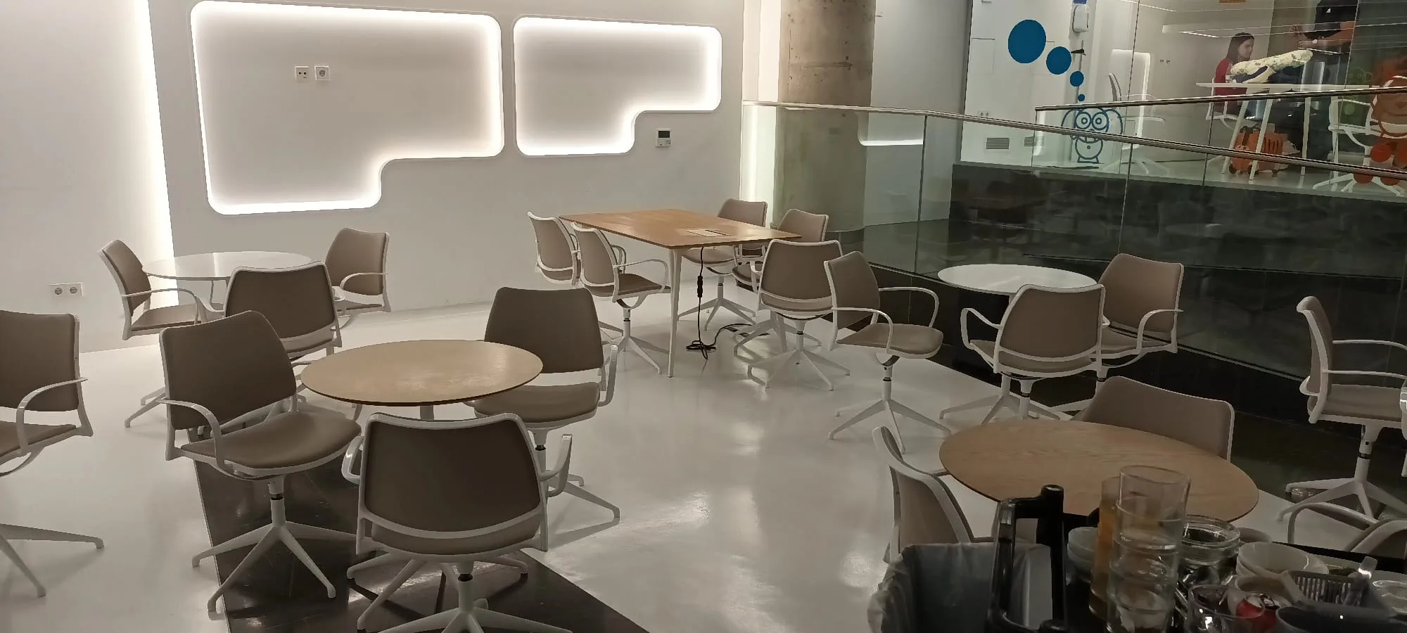 VIP-Lounge mit runden Tischen und Stühlen im modernen Design