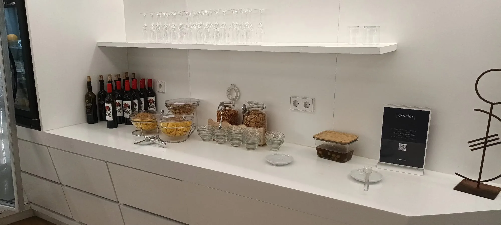 VIP-Lounge mit Getränken und Snacks auf weißer Theke