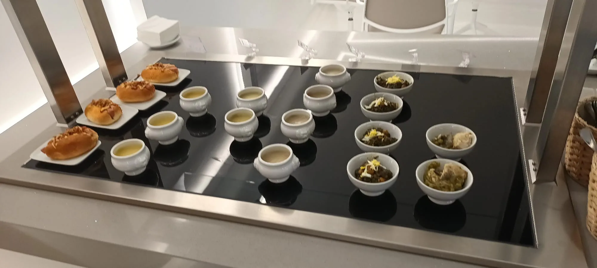 VIP-Lounge mit verschiedenen Snacks und Suppen auf Tischen