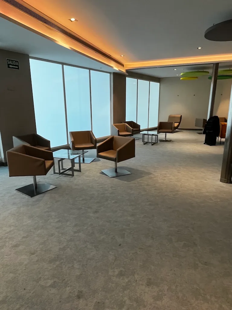 VIP-Salon Joan Olivert im Flughafen Valencia mit Sesseln und Glaswänden