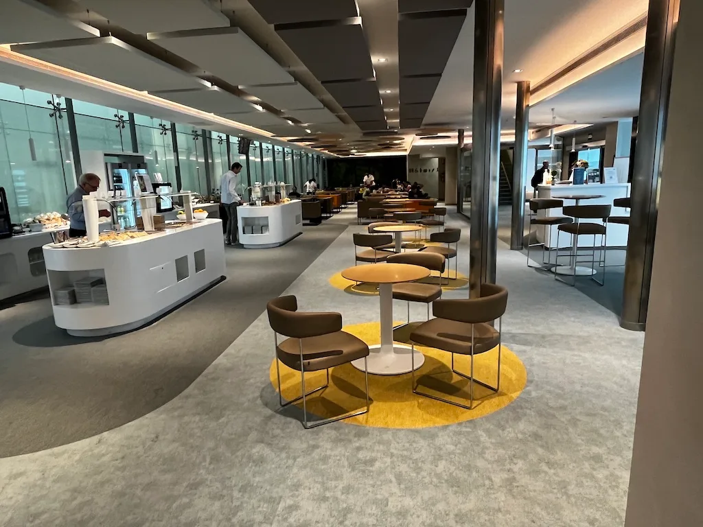 VIP-Lounge mit Tischen und Stühlen im modernen Design