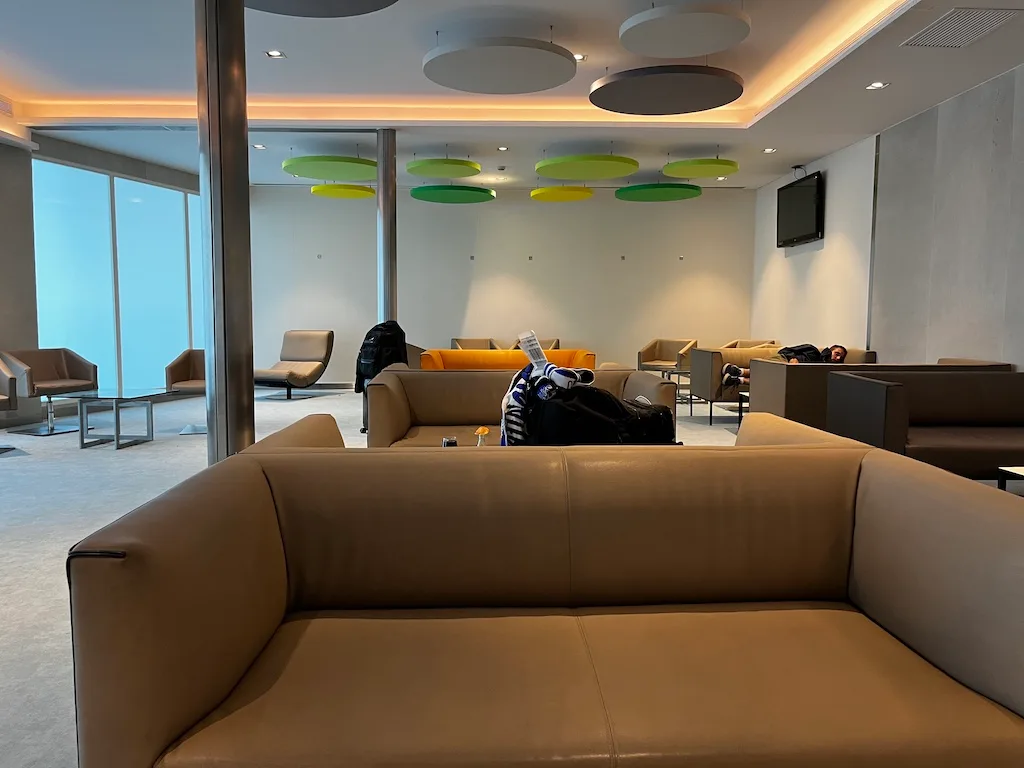 VIP-Lounge mit Sesseln und Farbblenden an der Decke