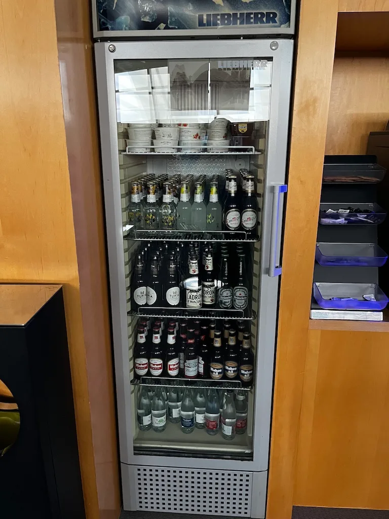 Kühlschrank mit Getränken und Snacks im Flughafenlounge
