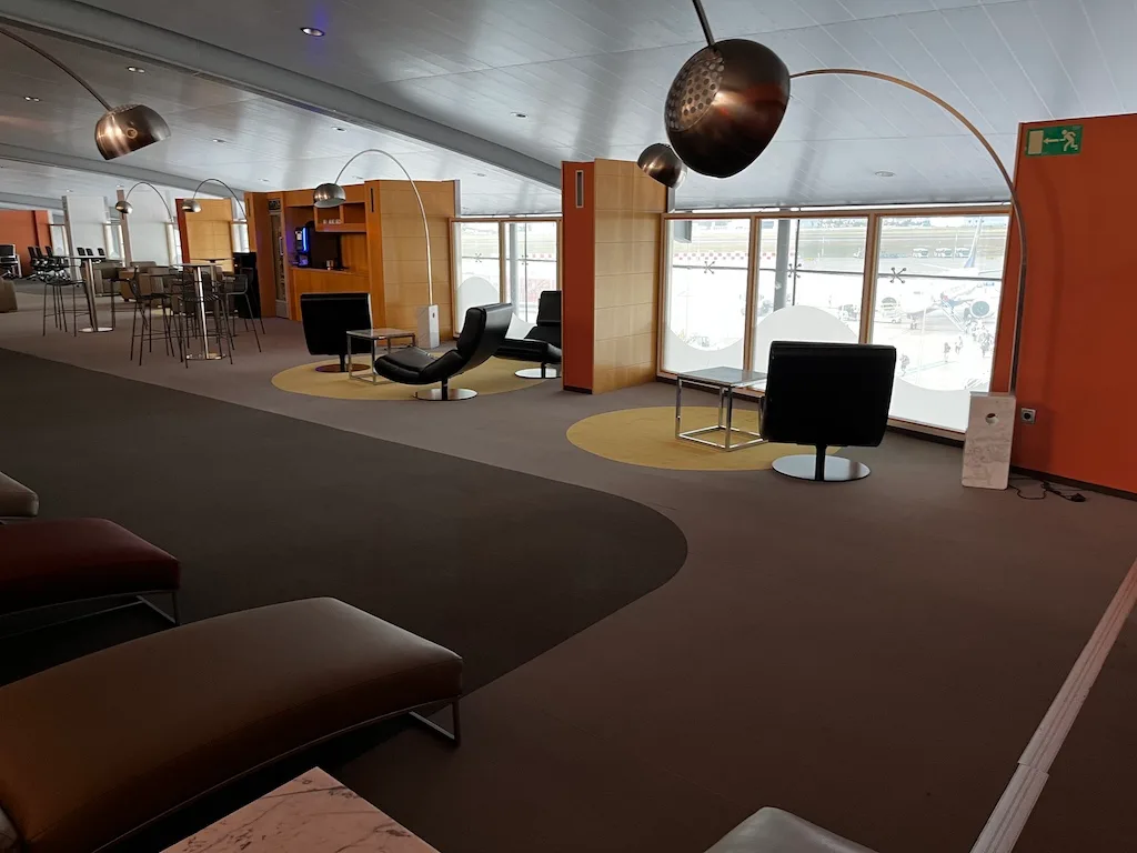 VIP-Lounge mit Sesseln und Bar im Flughafen Valencia
