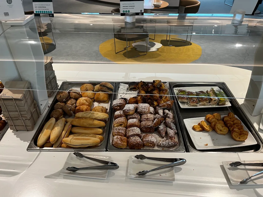 Frühstückspuffen und Brot auf Schalen in einer Lounge