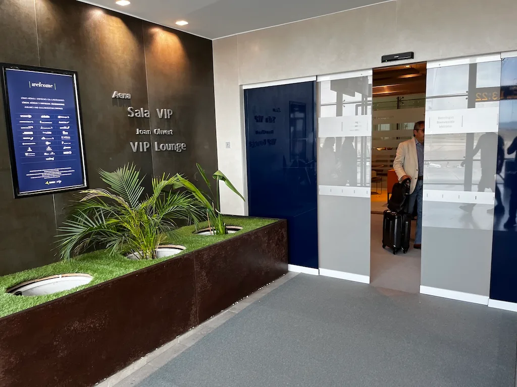 VIP-Lounge-Eingang mit Pflanzen und Schilderung