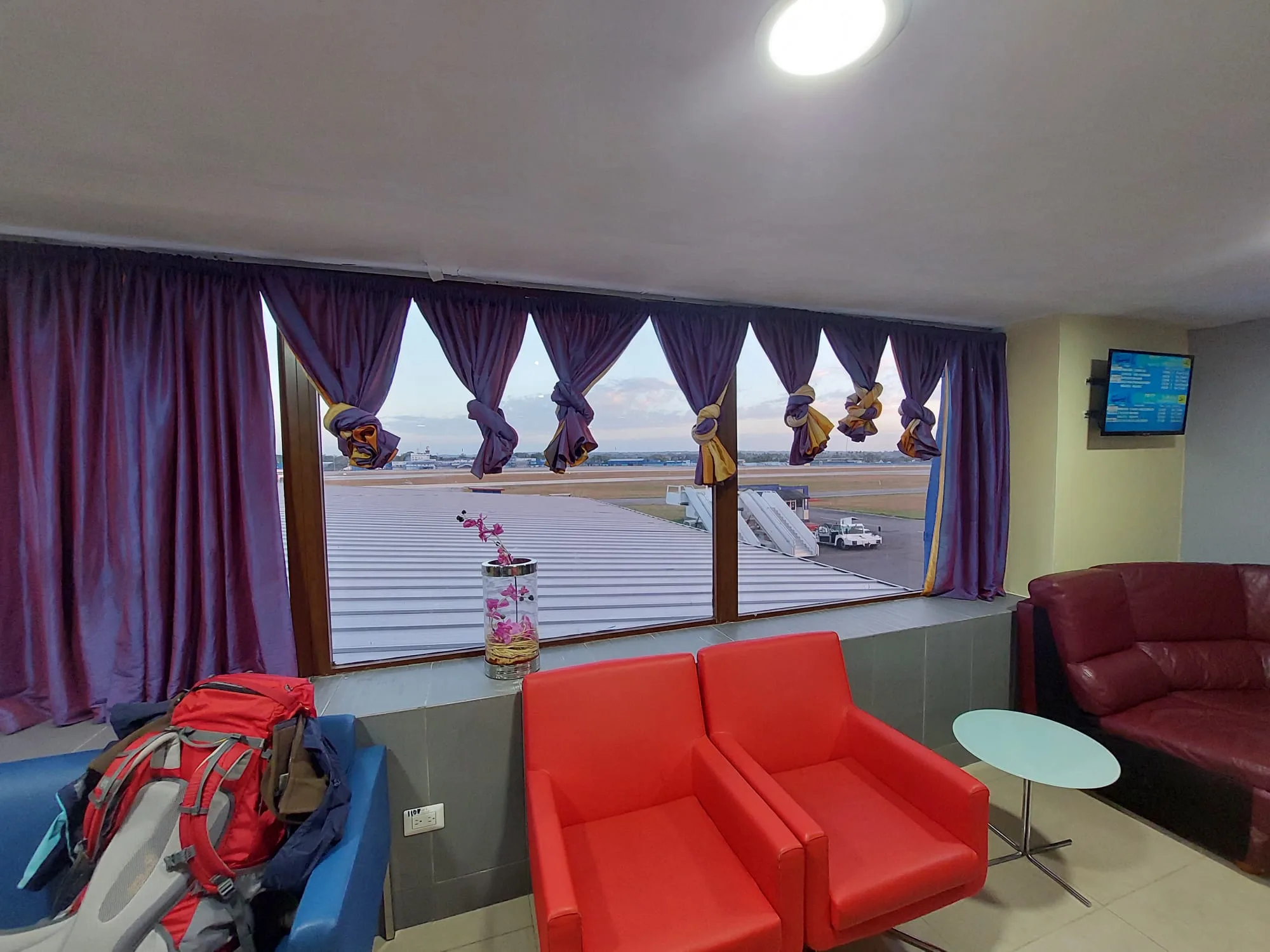 VIP-Salon im Flughafen mit Blick auf die Start- und Landebahn
