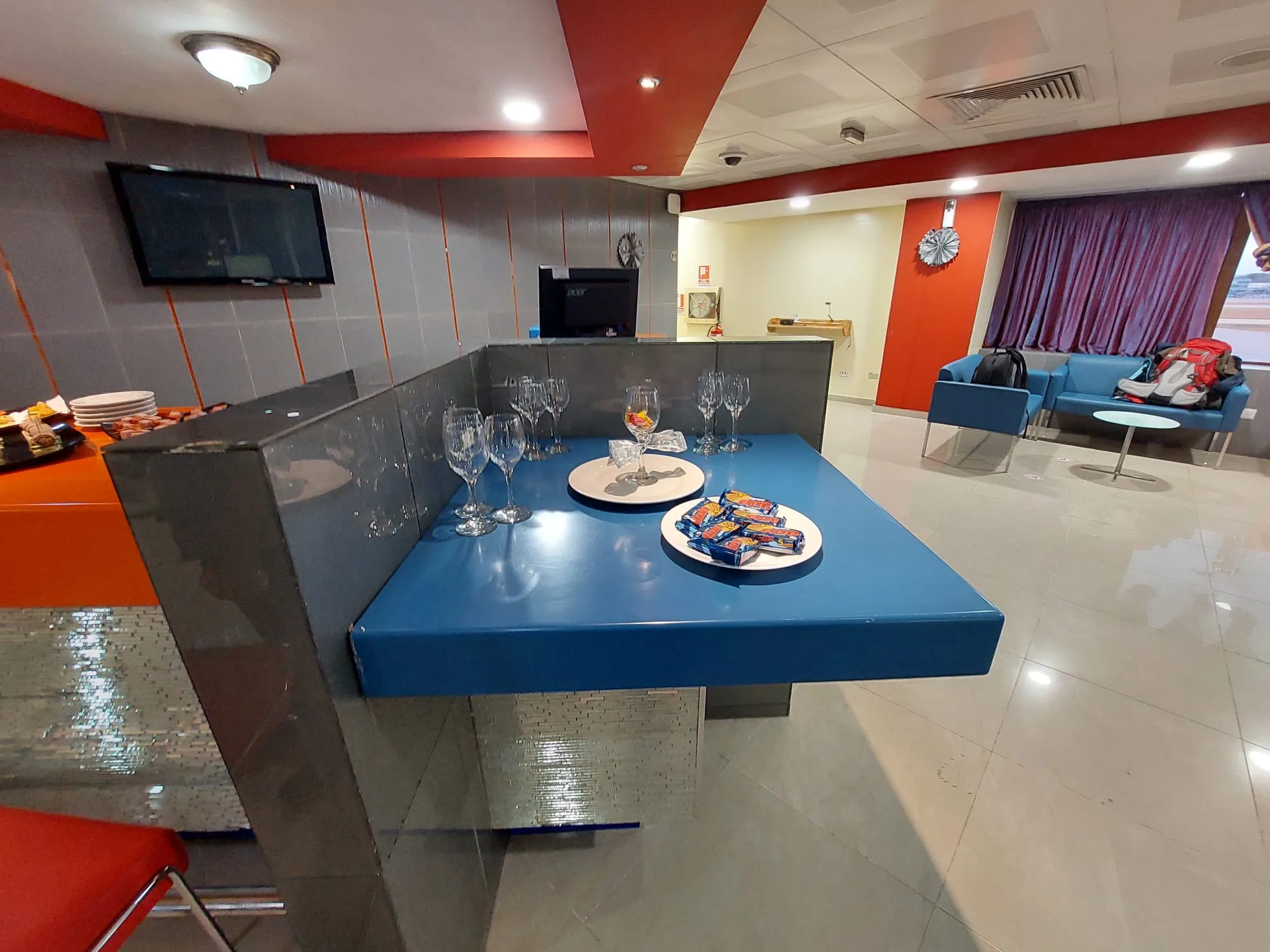 Lounge mit blauen Tischen und Flaschenwasser
