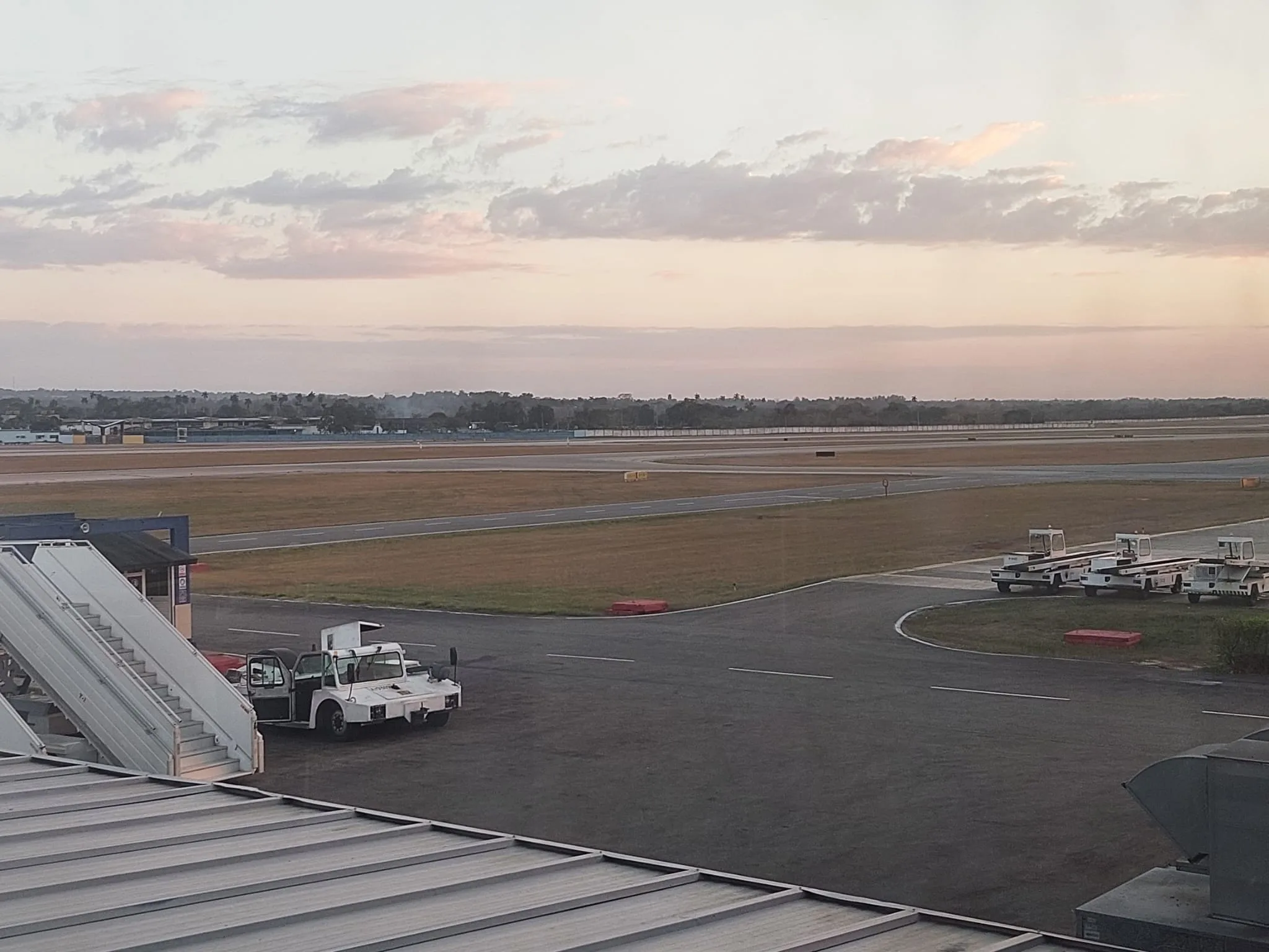 Flughafen-Rampenansicht bei Sonnenuntergang