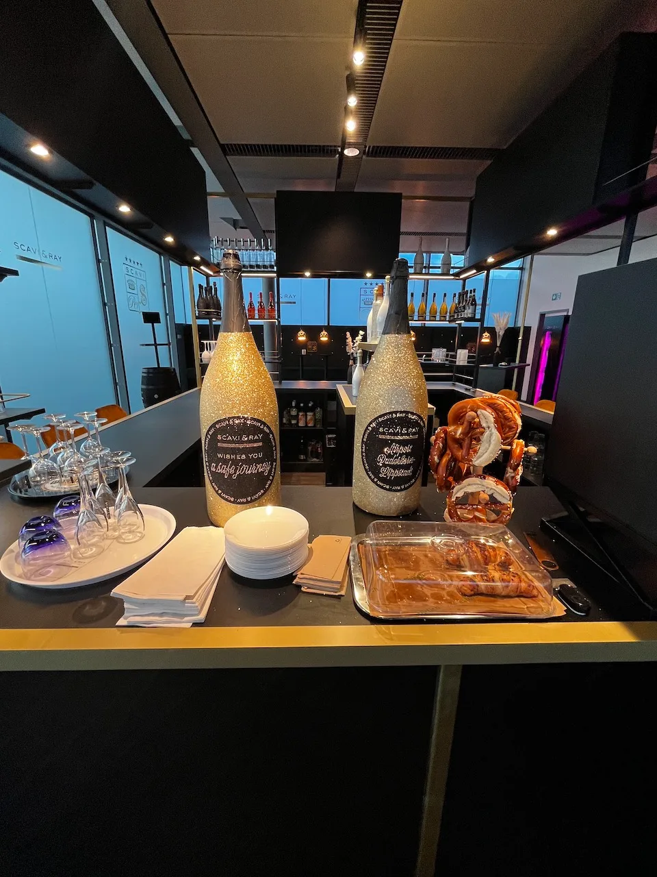 Business Lounge mit Champagnerflaschen und Snacks