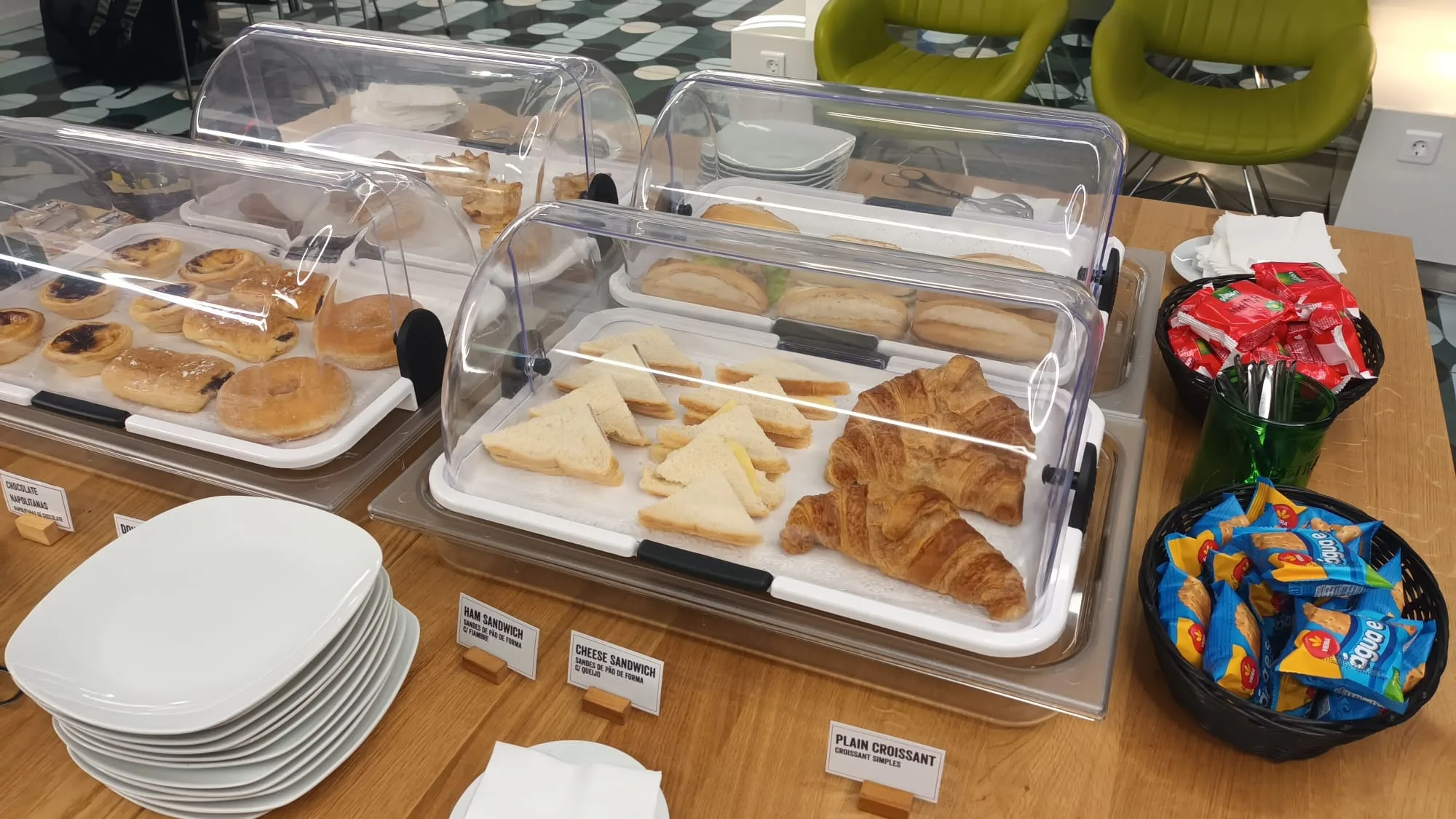 Frühstückstablett mit Sandwiches, Croissants und Keksen