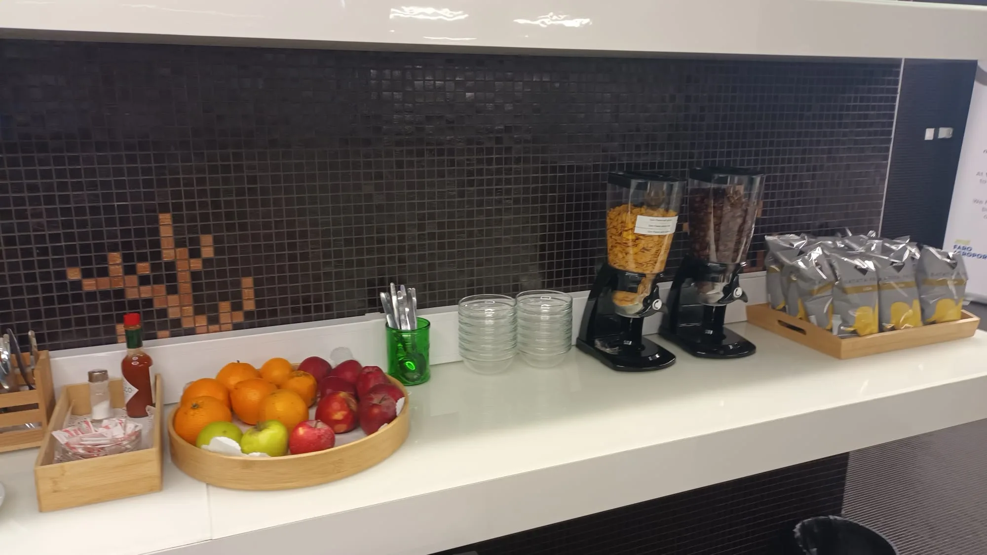 Fruchtschale mit Orangen und Äpfeln auf einer Theke