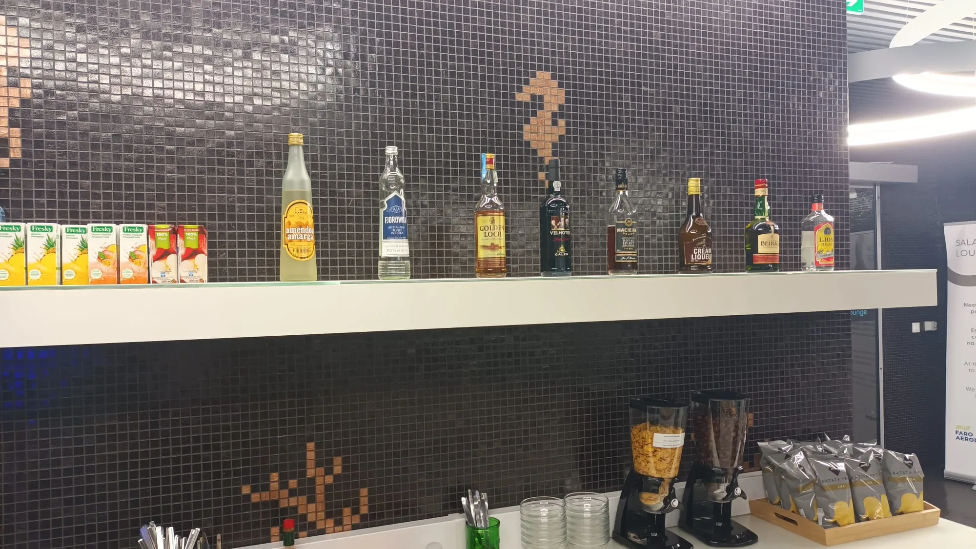 Lounge Bar mit Flaschen und Getränken auf Regal