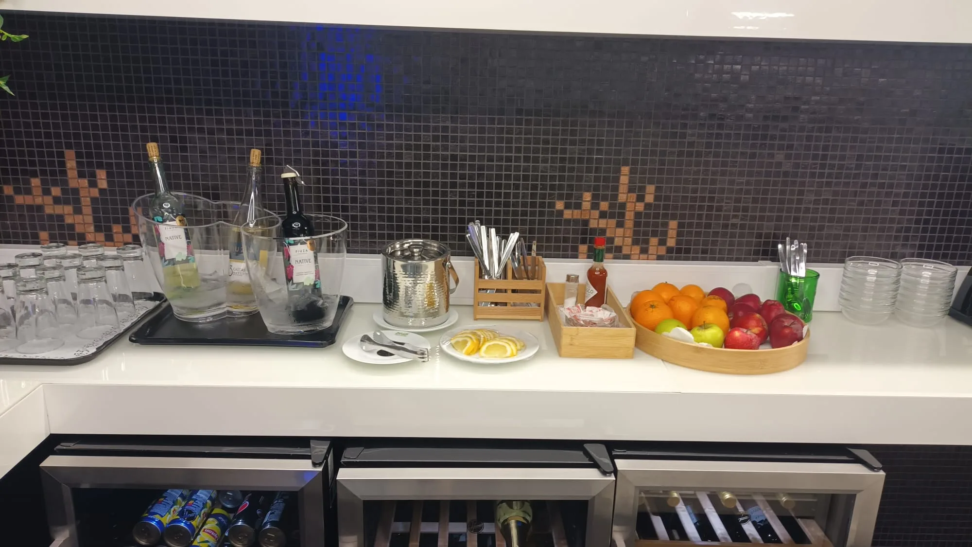 Schengen CIP Lounge im Flughafen Faro mit Getränken und Obst