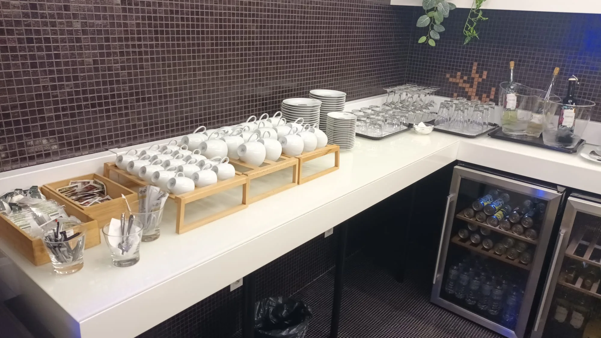 Schengen CIP Lounge in Faro mit Kaffeetassen und Gläsern auf dem Tresen