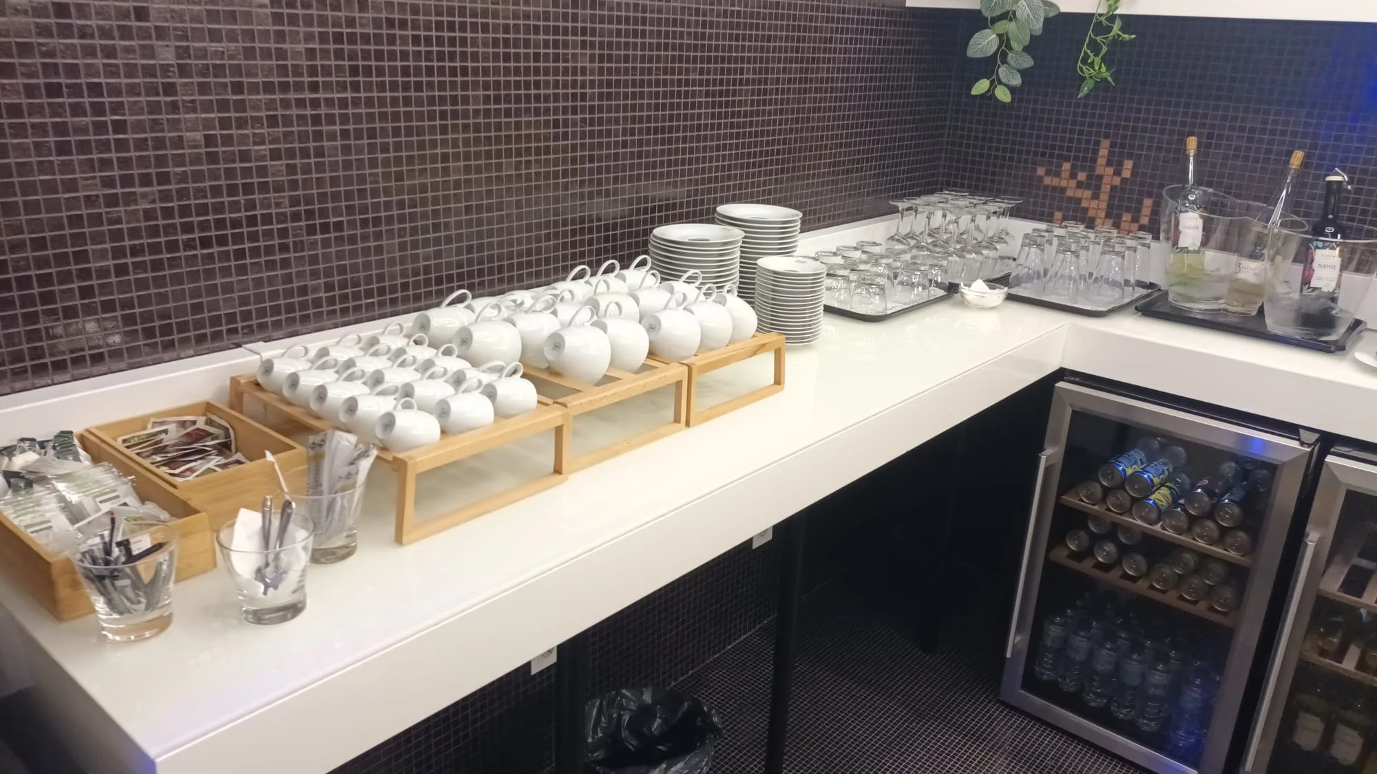 Schengen CIP Lounge in Faro mit Kaffeetassen und Getränkekühlschrank