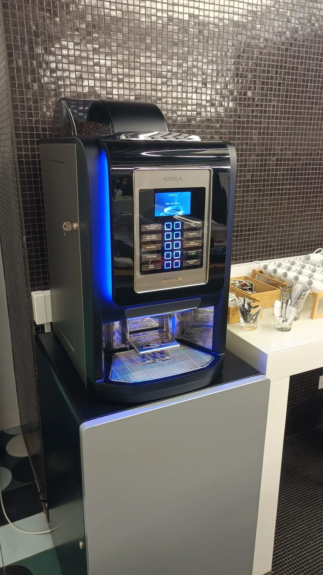 Automatische Kaffeevollautomat mit Touchscreen und blauem Licht