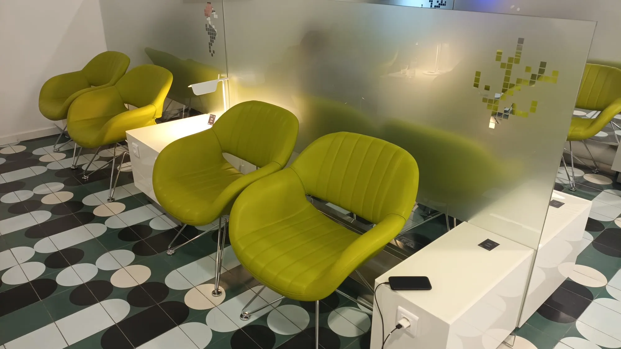 Gelbe Sessel in Lounge mit Musterböden