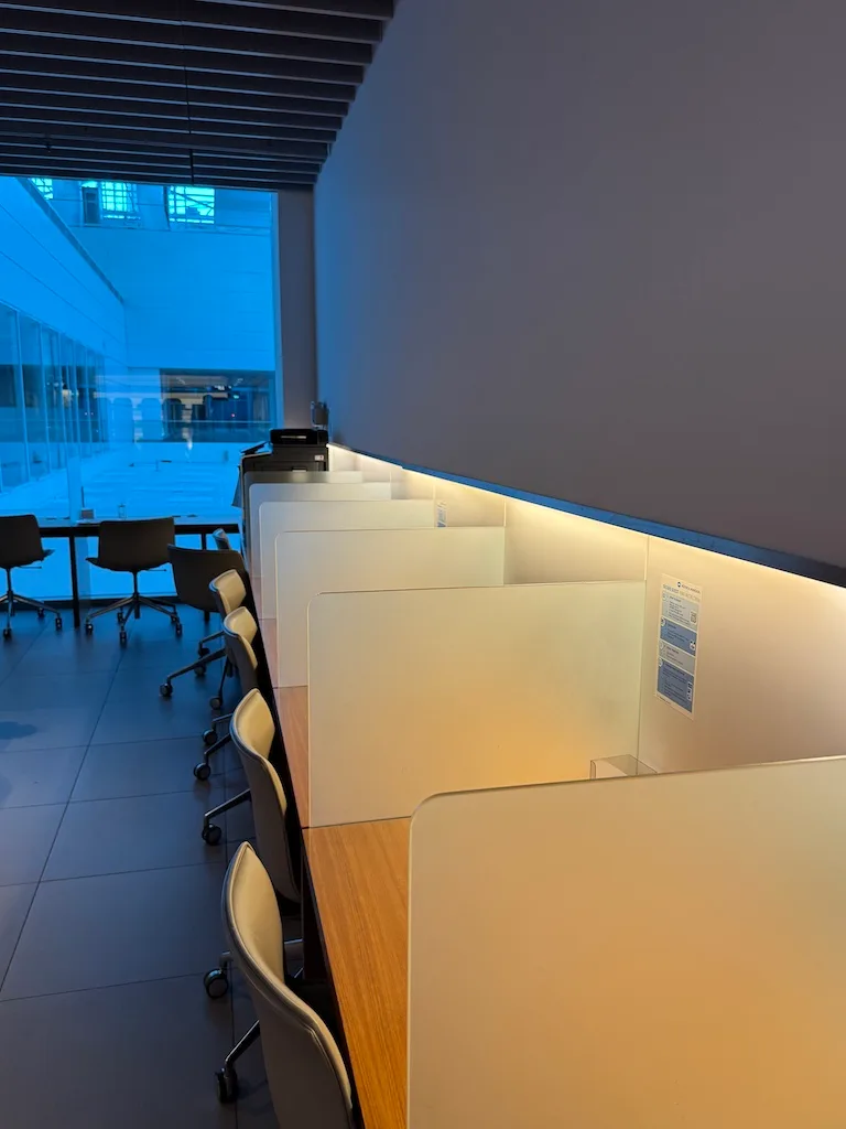 Reihen von Stühlen und Tischen in einem Flughafen-Lounge