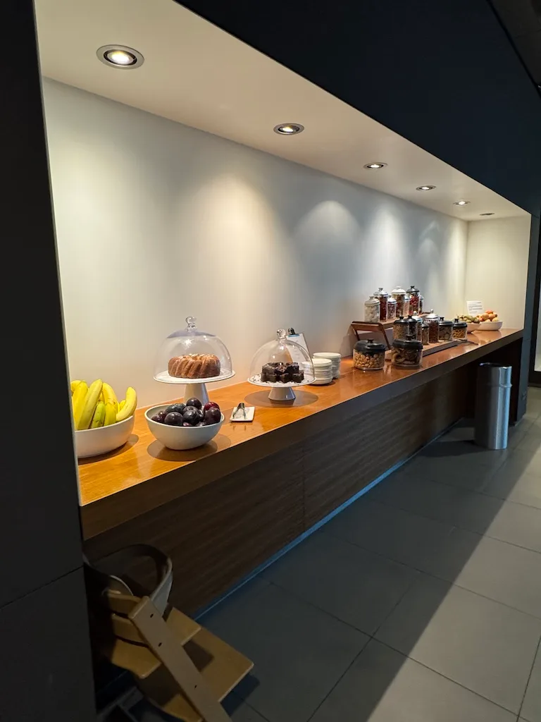 Frühstücksbuffet mit Obst, Kuchen und Snacks im Loungebereich