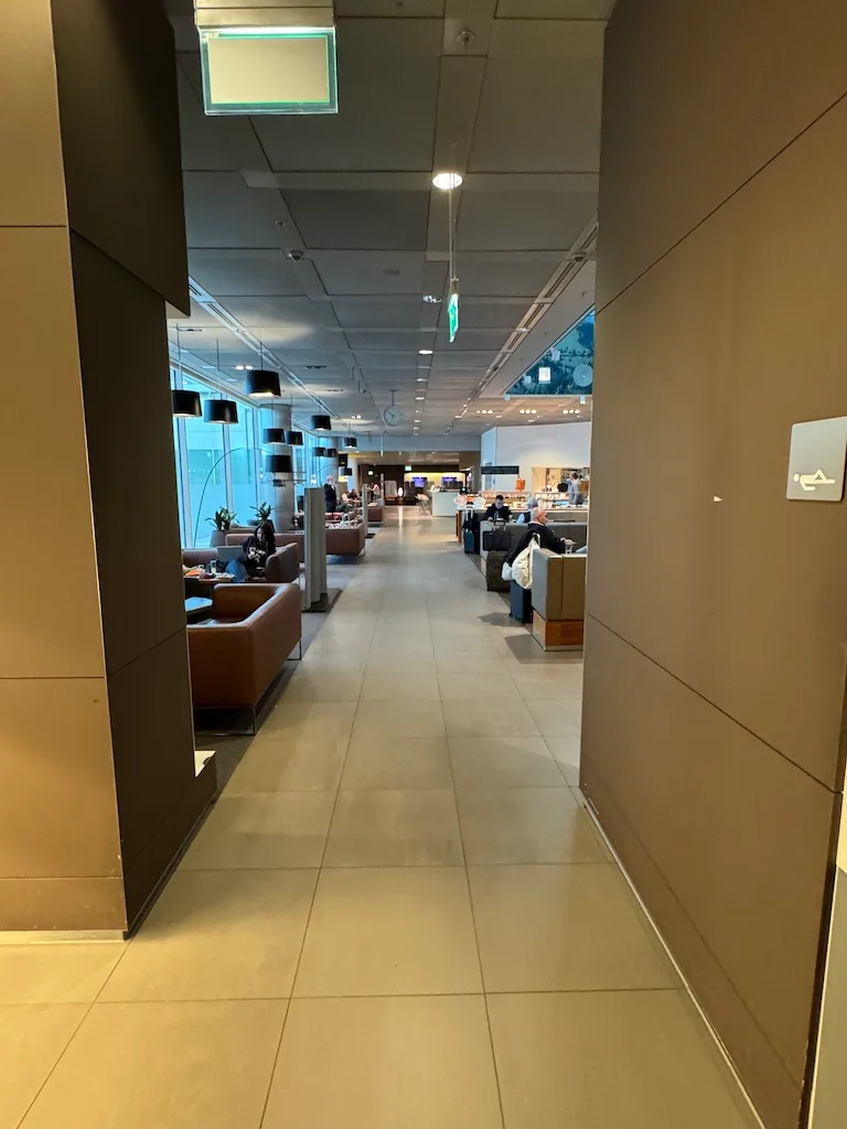 Lounge mit Sitzgelegenheiten und Tischen