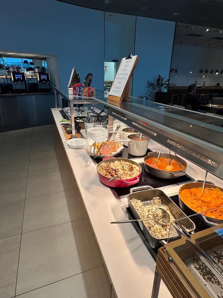 Buffet mit verschiedenen Gerichten und warmen Speisen