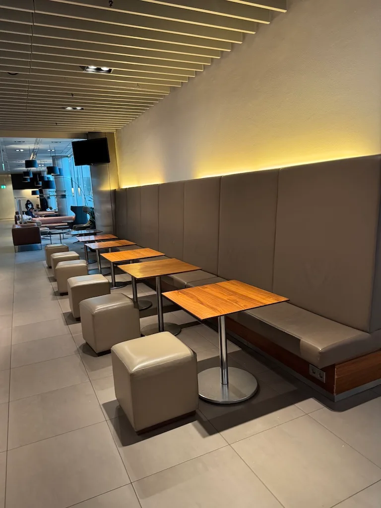 Lounge mit Holztischen und Sitzbanken an der Wand