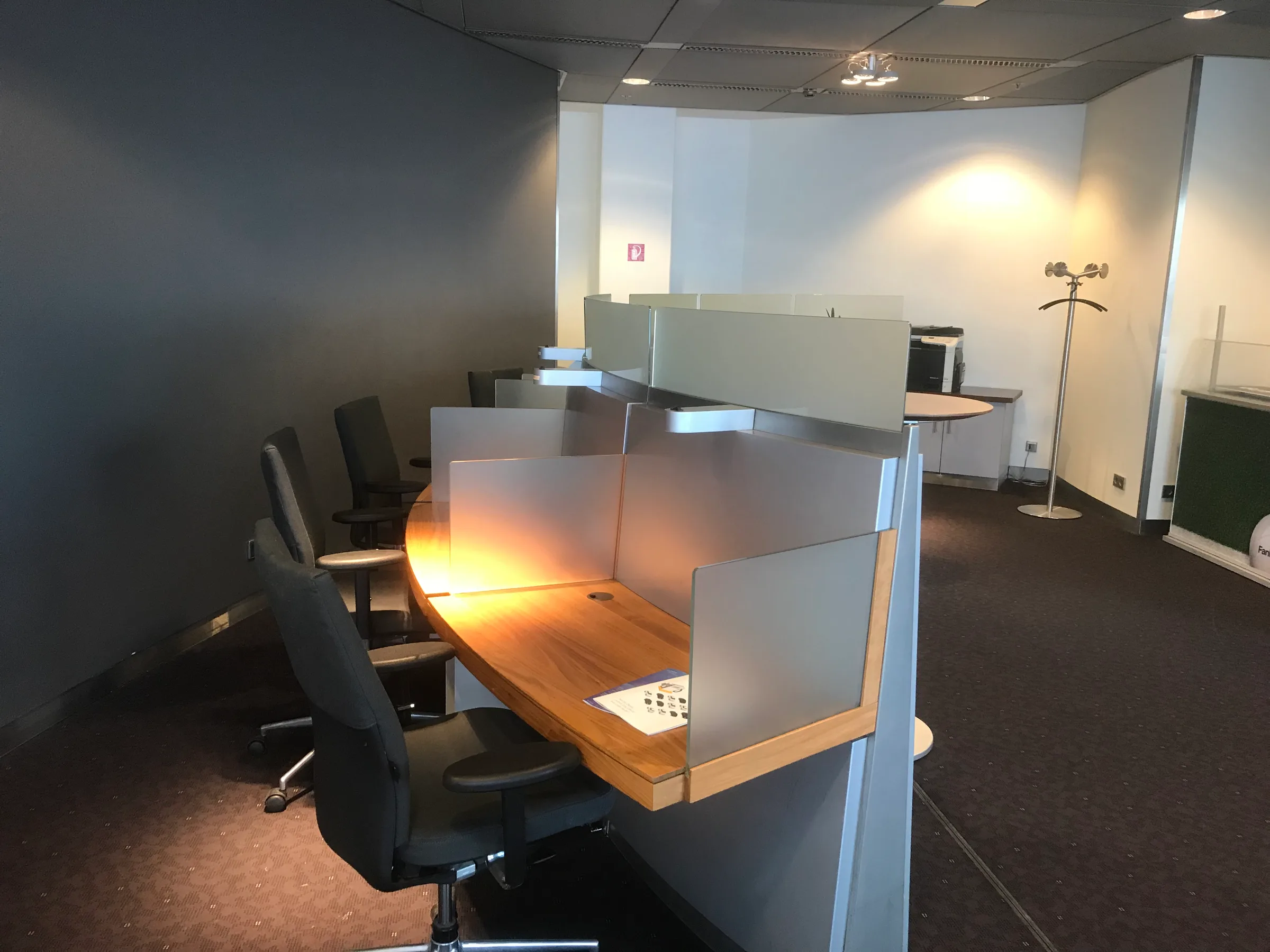 Arbeitsplatz mit Sichtschutz in einem Büroumfeld