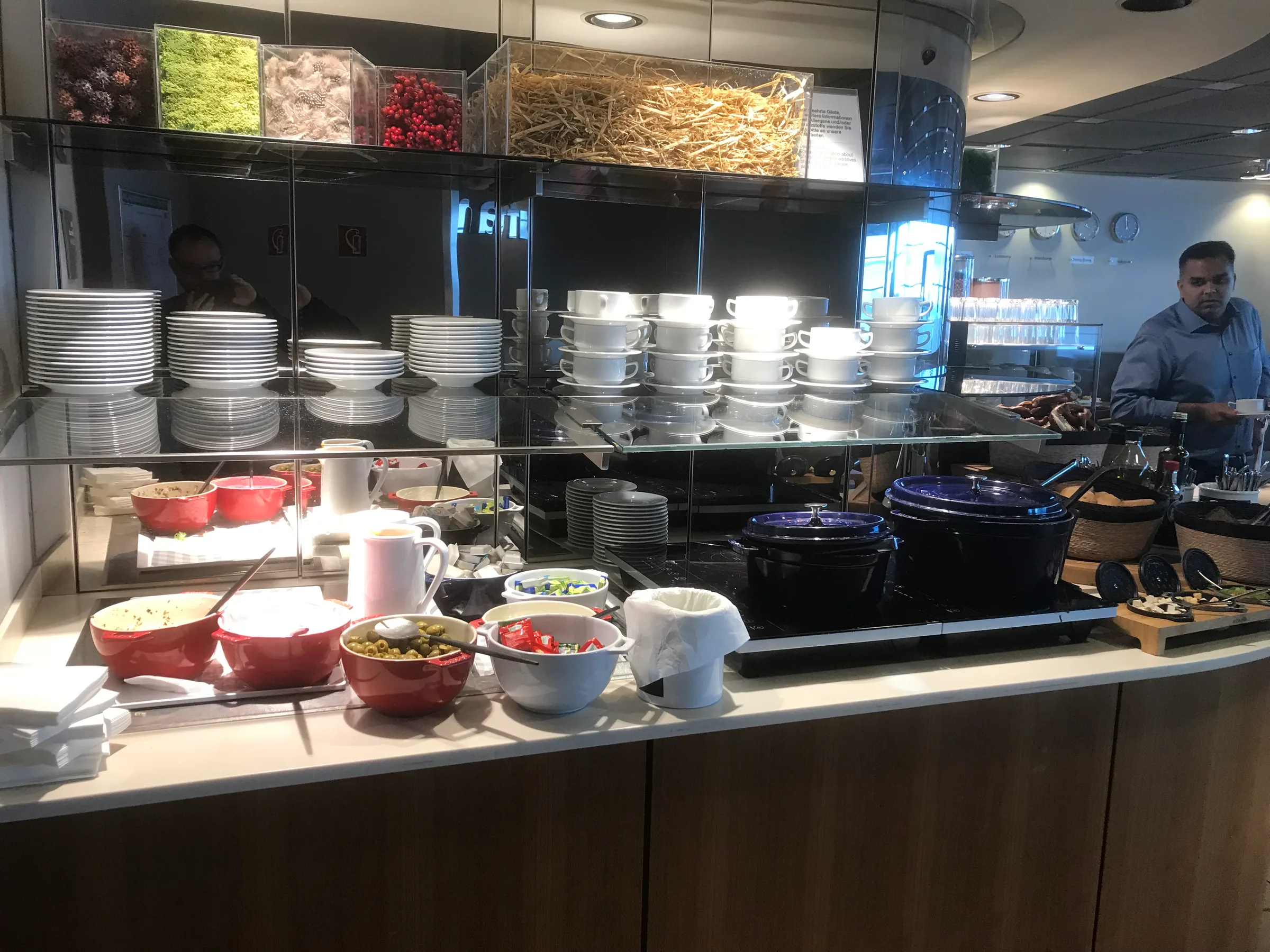 Buffet mit Tassen, Tellern und Schalen im Loungebereich