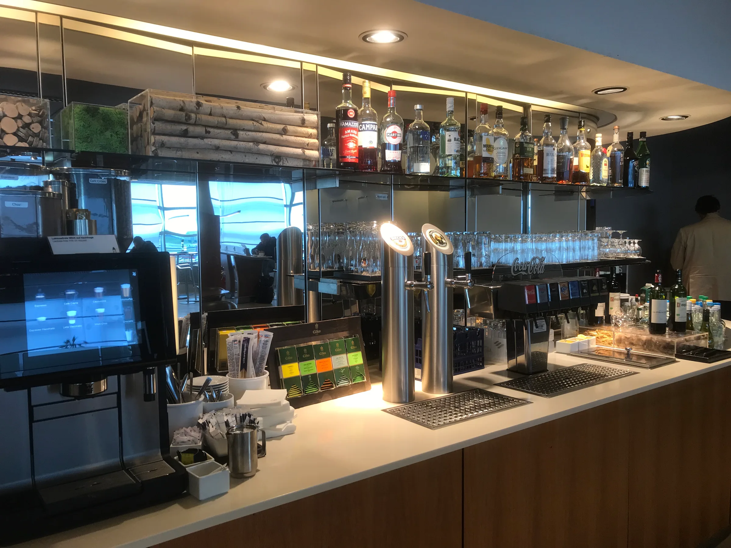 Bar im Senator Lounge mit Getränkeautomaten und Flaschenregal