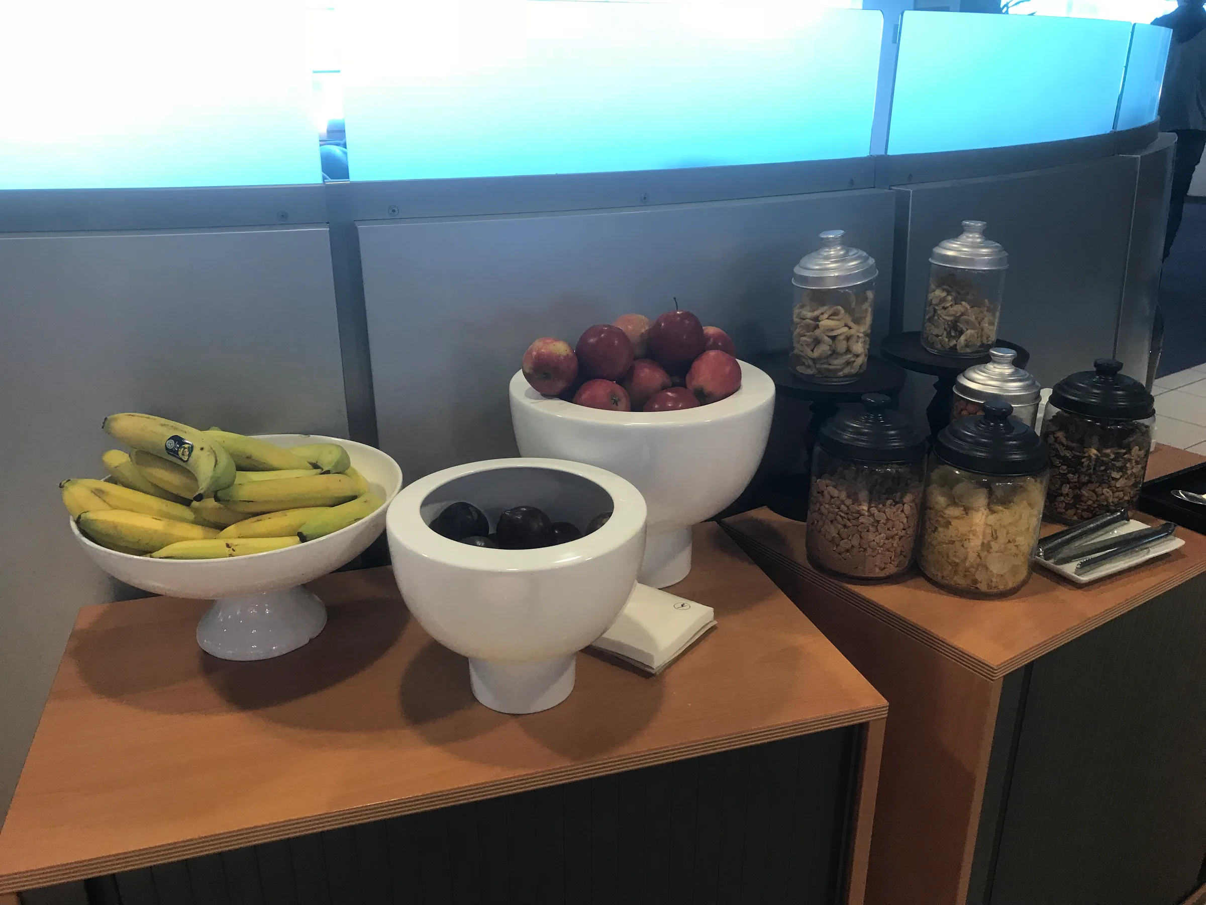 Früchte und Nüsse auf einem Tisch im Senator Lounge